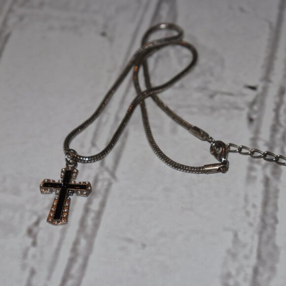 ✝️ Silver Cross Pendant Necklace – 16–18"  🖤 - Picture 2 of 5